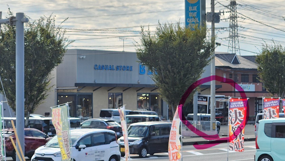 chikugotetsu's tweet photo. 10月3日  14:30過ぎ  鳥栖市内

新鳥栖駅近く 蔵上のしまむら隣にある
カジュアルストア BLUE BEAT の店舗駐車場にて 中央軒のキッチンカー を発見!! 😆 (買い物してたダイソーから撮影、画像の赤○部分)

近づいて覗こうとしたら… キッチンカーの中から児玉社長もこちらを覗いてました(笑) https://t.co/qXLyVU4EbE