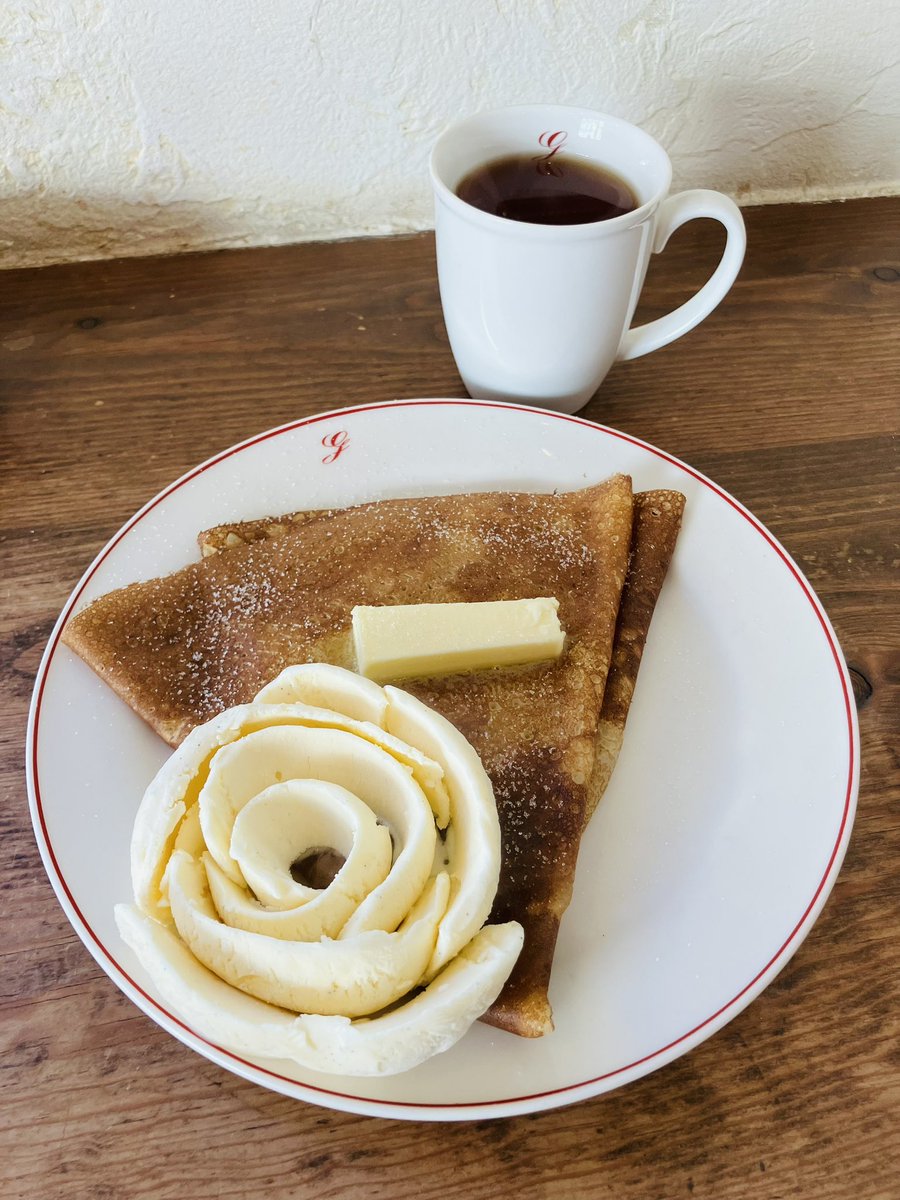 69ibaranonamida's tweet photo. 夜の部までの待ち時間にガレットを食べようとしたけど、シンプルなクレープに惹かれてクレープにした✨
薔薇のアイスが可愛い🌹 https://t.co/4zMx6yoMoT