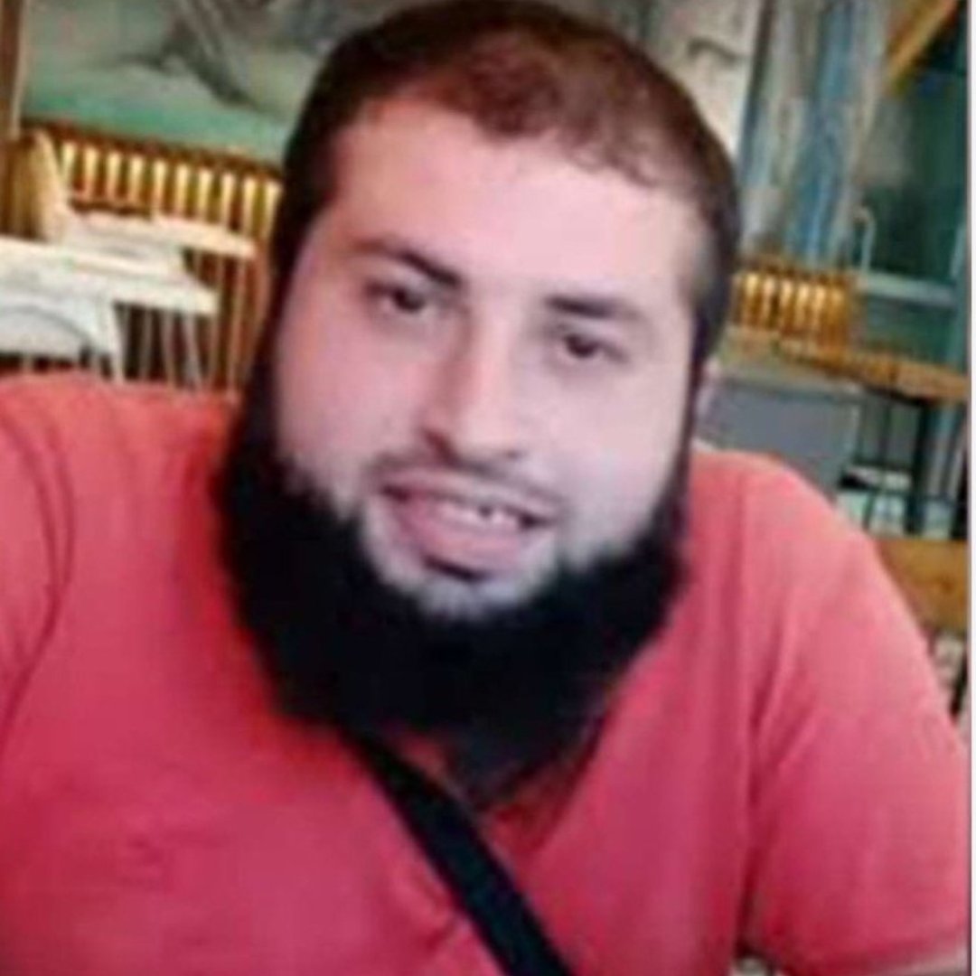 meneymn's tweet photo. Hem Fatmanur'u Hemde 3 Yaşındaki Öz Kızına İşkenceler Yapan, T*cavüz Eden, Ölüme Sürükleyen Kur'an'a Hizmetler Vakfı Yöneticisi Ayhan Şengüler'in Hala SERBEST Olmasını Unutamam.. https://t.co/ttw8AuEvs1