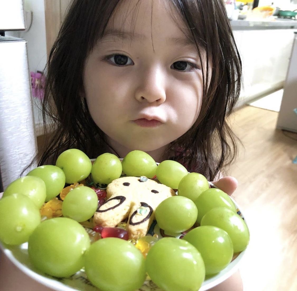 SOUTHKOREAWIN's tweet photo. ㅋㅋㅋ
한국초등학생이나 아기도성형받았다하지 그러냐 https://t.co/WP5PawnHSP