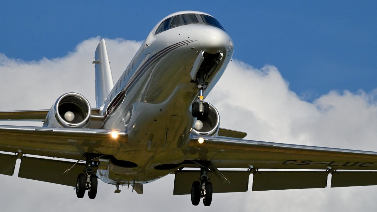 MvanDusseldorp's tweet photo. Wat bijvangst gisteren - vind jij wel mooi toch .@MennoSwart #CSLUC #PrivateJets .@Schiphol Runway 22 https://t.co/nxPzNhyvAD