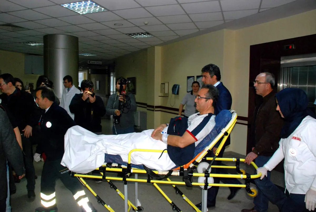 gazetepano's tweet photo. Yeni Parti Milletvekili Bülent Tezcan'ı 10 yıl önce ayağından vuran Abdullah S. başından silahla vurulmuş halde ölü bulundu. https://t.co/fcJnT1aioa
