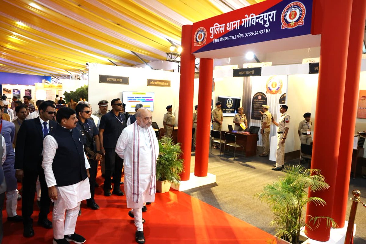 CMMadhyaPradesh's tweet photo. माननीय केंद्रीय गृह एवं सहकारिता मंत्री श्री @AmitShah जी ने मुख्यमंत्री डॉ. मोहन यादव की गरिमामयी उपस्थिति में आज भोपाल के भेल दशहरा मैदान में आयोजित कार्यक्रम में ‘भारतीय न्याय संहिता’ पर आधारित प्रदर्शनी का उद्घाटन कर अवलोकन किया।

प्रदर्शनी के माध्यम से भारतीय न्याय संहिता के प्रावधानों, न्याय व्यवस्था में हुए महत्वपूर्ण बदलावों तथा न्याय को अधिक सरल, सुलभ और नागरिक-केंद्रित बनाने की दिशा में किए गए प्रयासों को प्रदर्शित किया गया।

@DrMohanYadav51 @mohdept @cooperativedept @mp_husbandry #दुग्ध_क्रांति_MP #SevaSankalpAbhiyan #CMMadhyaPradesh