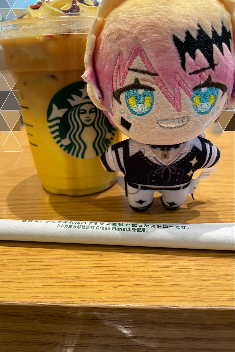 2sumcx's tweet photo. 初めてのポケモンとスタバのコラボ、ピカチュウ ハニークリーム ラテを友達と飲んでみました。
味は、めちゃくちゃ美味しかったです✨
  #あくねこ
 #ロノくん https://t.co/elDiCfCcZl