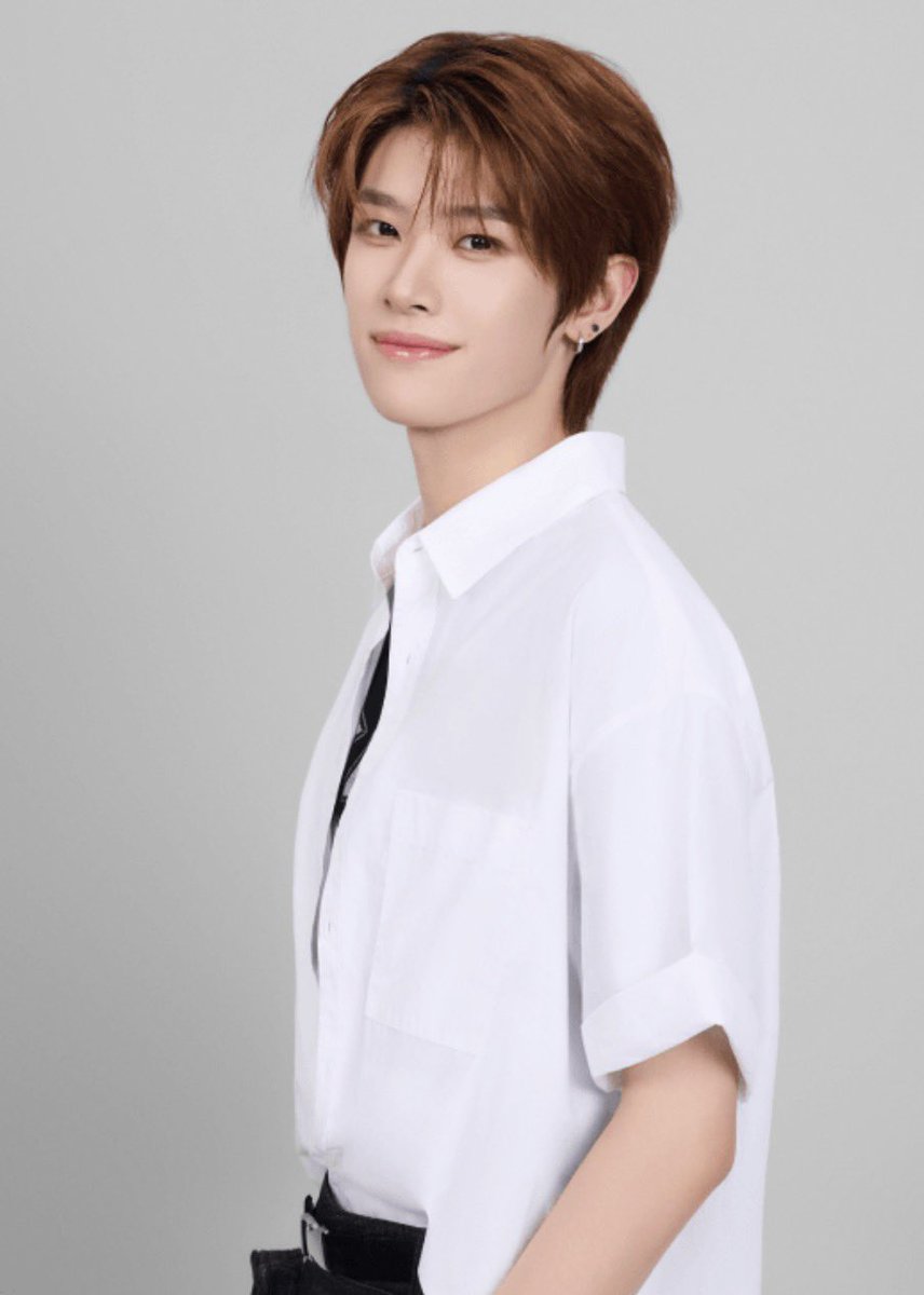 ain_thinking's tweet photo. hi，我是凯文，今年20岁，我是个阳光开朗的高能量人群，平时喜欢说唱，跳舞，运动，钢琴，魔术，玩游戏等等～这次的身份是卖花de少年🫠
希望能给你们带来快乐！🤪

这次的节目，请大家多多支持我！
我会继续加油给你们带来惊喜的🤩 https://t.co/iBDE5AwQGQ
