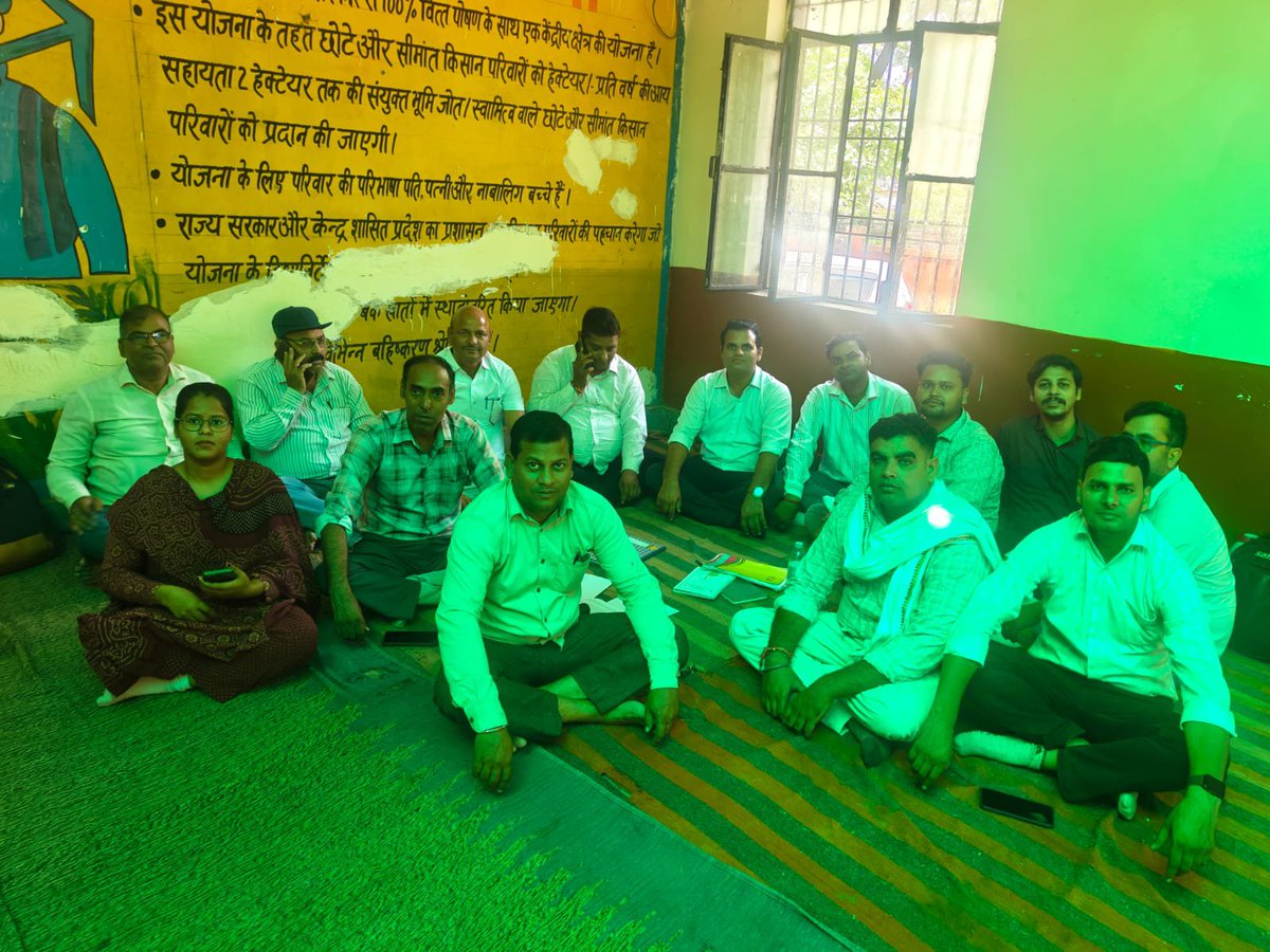 IglasLekhpal's tweet photo. #लेखपाल_की_मांग 
#लेखपाल_की_जायज_मांगे 
लेखपाल संघ जिंदाबाद 
आज उत्तर प्रदेश के सभी लेखपाल धरने पर है, क्योंकि लेखपालों के ऊपर काम भार ज्यादा बहुत ज्यादा है और वो सम्मान नहीं मिल पा रहा है जिसका लेखपाल हकदार है। 
अतः लेखपाल की सभी जायज मांगे पूरी की जानी चाहिए https://t.co/lJjyTIYAHo