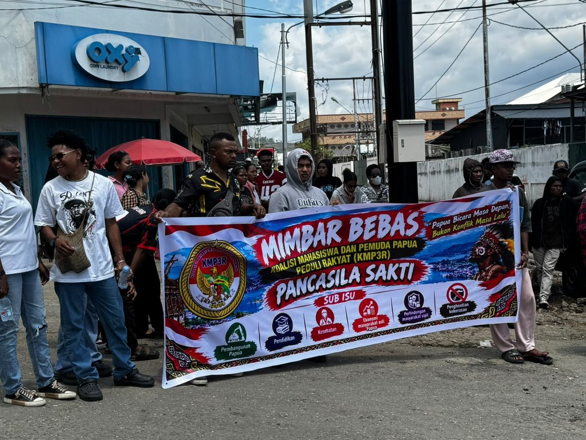 kuyangmanis_'s tweet photo. aksi mimbar bebas oleh koalisi mahasiswa dan pemuda papua peduli rakyat (KMP3R) dalam rangka memperingati hari kesaktian pancasila pada 1 Oktober 2026 dengan tema: Papua Bicara Masa Depan, Bukan Konflik Masa Lalu. Kegiatan dikoordinir oleh Marko Buefar, Isack Imbiri, Rusmanto Narawan (sebagai korlap umum) dan Paul Ohee, Rando Rudamaga (Penanggung Jawab Umum) serta diikuti sekitar 85 orang.

3 (tiga) buah spanduk bertuliskan: Mimbar Bebas Koalisi Mahasiswa dan Pemuda Papua Peduli Rakyat Pancasila Sakti
Sub isu Pembangunan Papua, Pendidikan, Kesehatan, Ekonomi Masyarakat Asli Papua, Perlindungan Masyarakat Sipil, Penghentian Kekerasan. Papua Bicara Masa Depan, Bukan Konflik Masa lalu.

Paul Ohee (Ketua KMP3R) membacakan pernyataan sikap yang menegaskan kesetiaan terhadap Pancasila, UUD 1945, NKRI, dan Bhinneka Tunggal Ika, menolak ideologi yang bertentangan dengan Pancasila, mendukung program pembangunan Pemprov Papua, serta mengajak pemuda menjaga persatuan dan menolak hoaks maupun provokasi.

#PapuaJagaPancasila
#PapuaSetiaNKRI