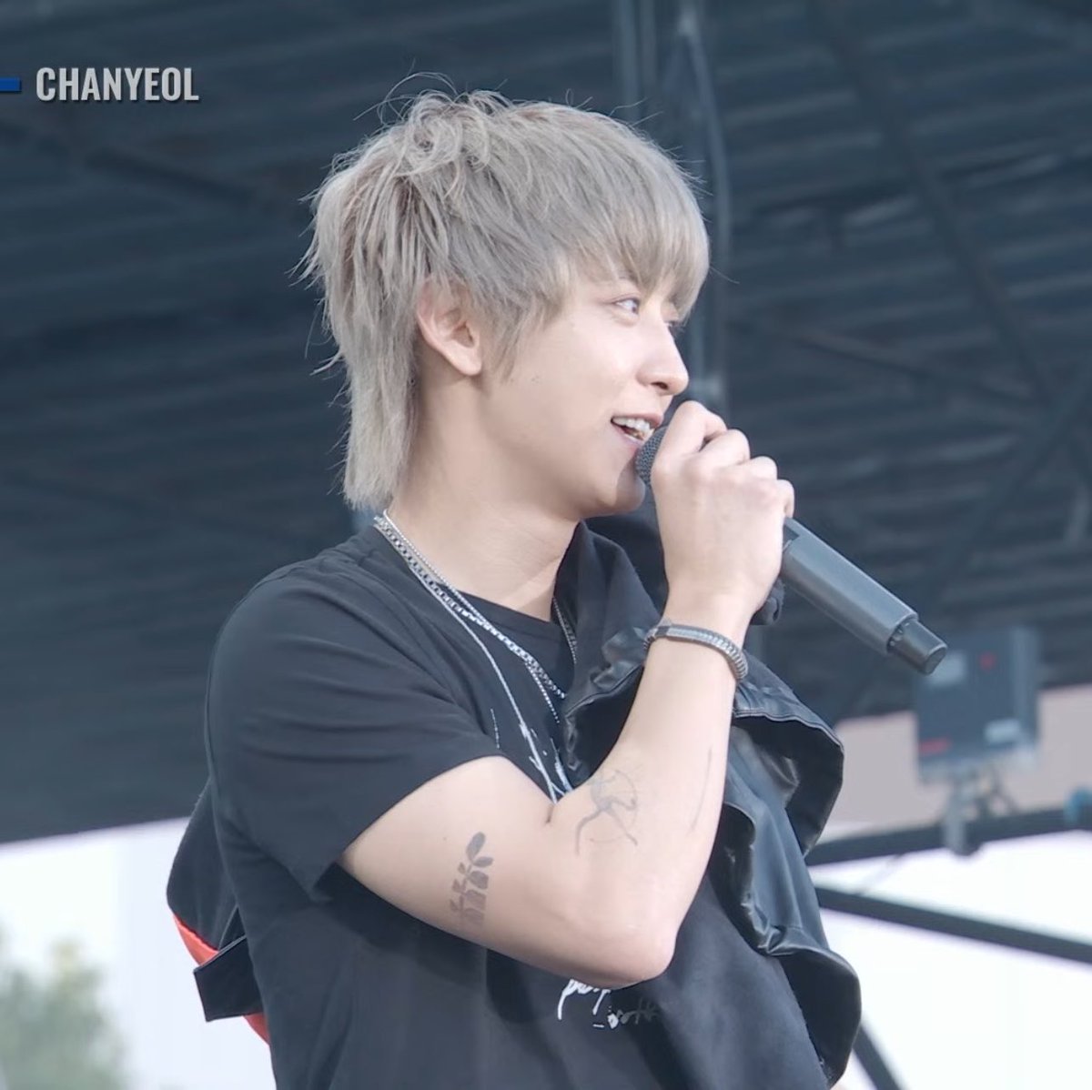 1992inlove's tweet photo. CHANYEOL’S NEW TATTOO?? https://t.co/jKNFqEQURq