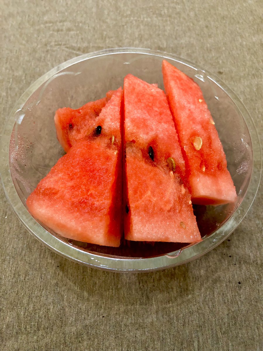 HashibirokouoJi's tweet photo. その前にスイカ食べる https://t.co/VvRe85dvob