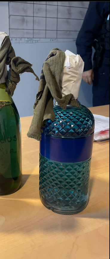 The_Aprontie's tweet photo. @PoliceNationale @Interieur_Gouv @PorteParolePN @PoliceNationale Zéro protocole judiciaire. Ces objets propres posés sans scellés réglementaires sur vos bureaux violent l'article 11 du CPP. Manipuler ces flacons à mains nues sans gants détruit toute empreinte. Votre bluff est totalement KO. https://t.co/e0OhanNHbs