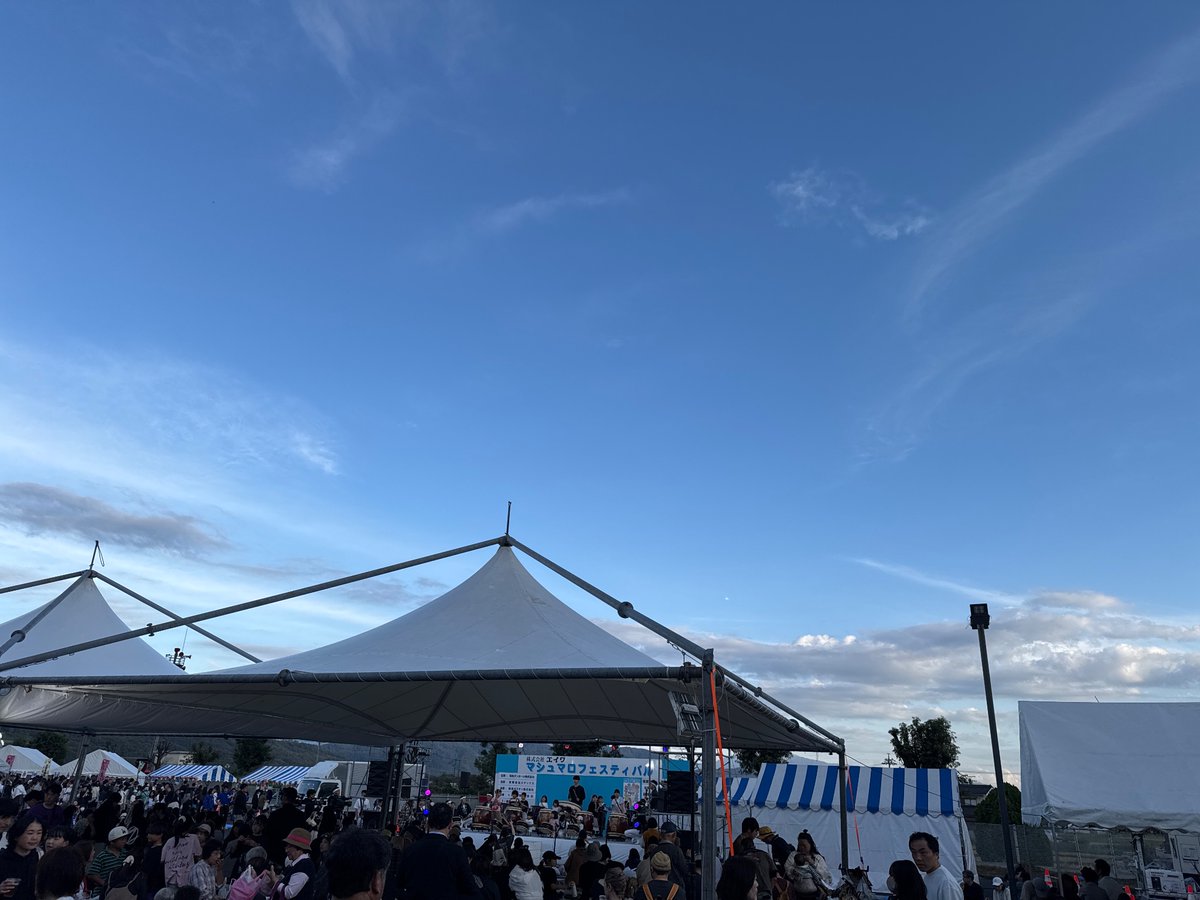 rayartworks's tweet photo. つにてん！！
本当に素晴らしいお祭りです。
エイワさんは全国シェア圧倒的一位(7割)のマシュマロ屋さん。
エイワ祭には1000人以上、地域の人や子供達が集まって楽しんでおります。

#つにてんてん #つにてん　#エイワ祭 https://t.co/0RpV1WcGwa