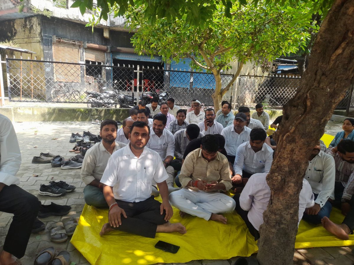 Varunksingh6's tweet photo. #लेखपाल_की_मांग 
@UpLekhpal_Sahj 
@UPGovt https://t.co/GpmJINrTTn