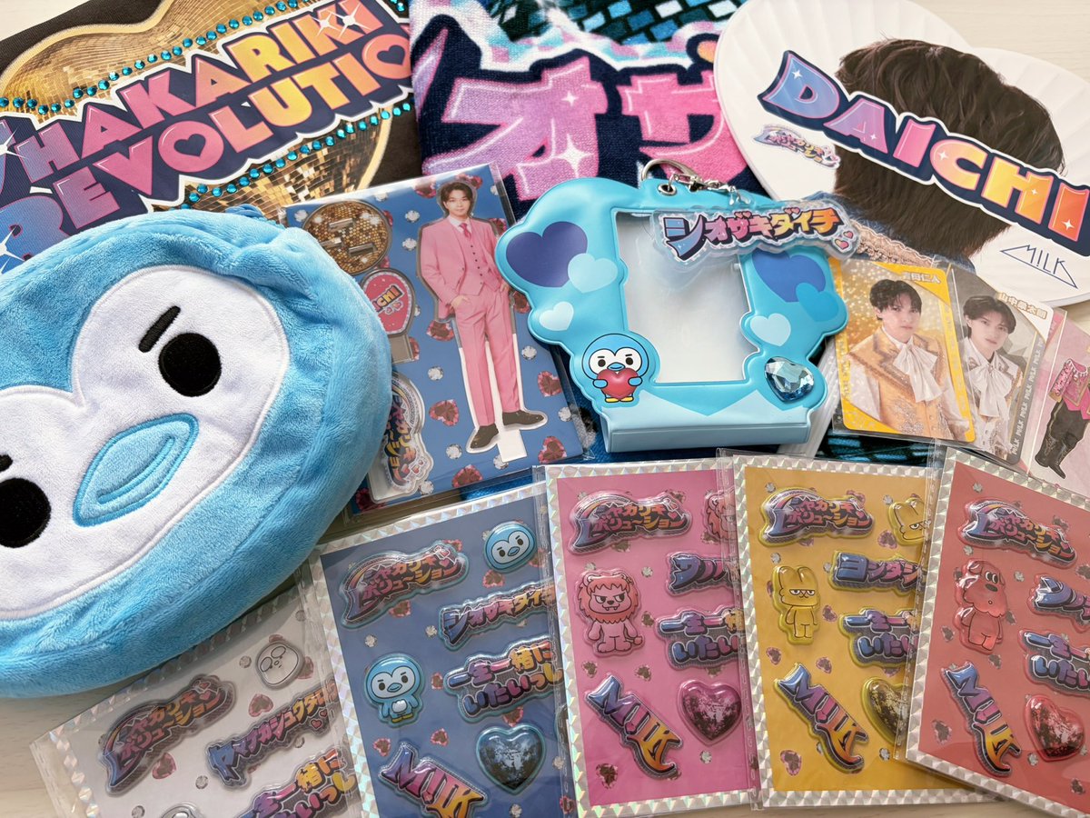 fil__11b's tweet photo. 届いたグッズやっと写真撮った〜！！かわいい〜！うれし〜！！💠 https://t.co/WUuN7Hw0bm