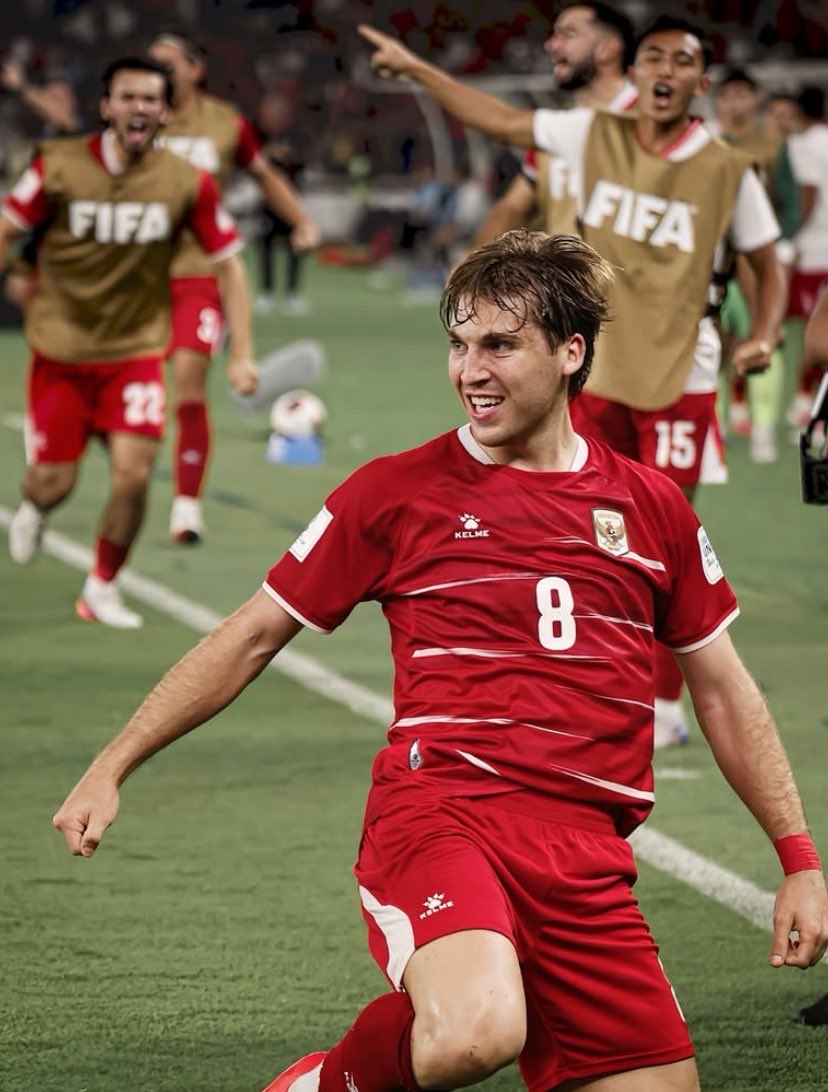 heyfannnnn's tweet photo. apa yg lucu dibalik foto ini??

kasihan Luke Vickery dia cetak gol debut buat Timnas yg seharusnya dapet spotlight lebih tapi yg ada malah diteriaki temen2nya buat udahan selebrasinya dan balik lagi ke lapangan😭

dia cetak gol pas timnas masih butuh 1 gol lagi buat ngejar ketertinggalan.

gapapa ya Vickery, next masih bisa kok cetak gol terus selebrasi lagi pas situasinya lebih chill, kemarin semua orang lagi panik🤣