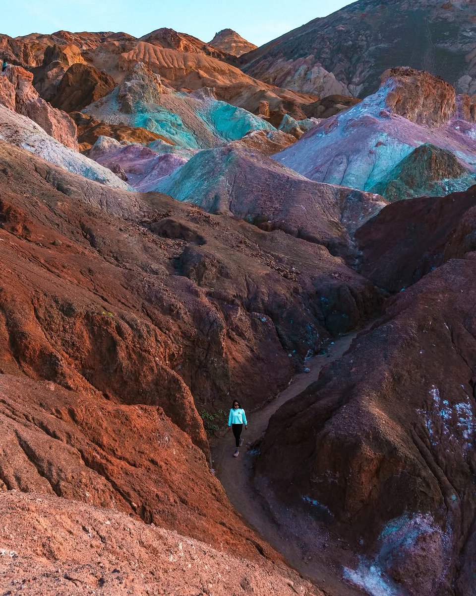 thaayomix's tweet photo. Death Valley in color at Artist Palette. Mother Nature really showed off, proving deserts hold some of the most stunning hidden gems. https://t.co/zuIlMiWISE