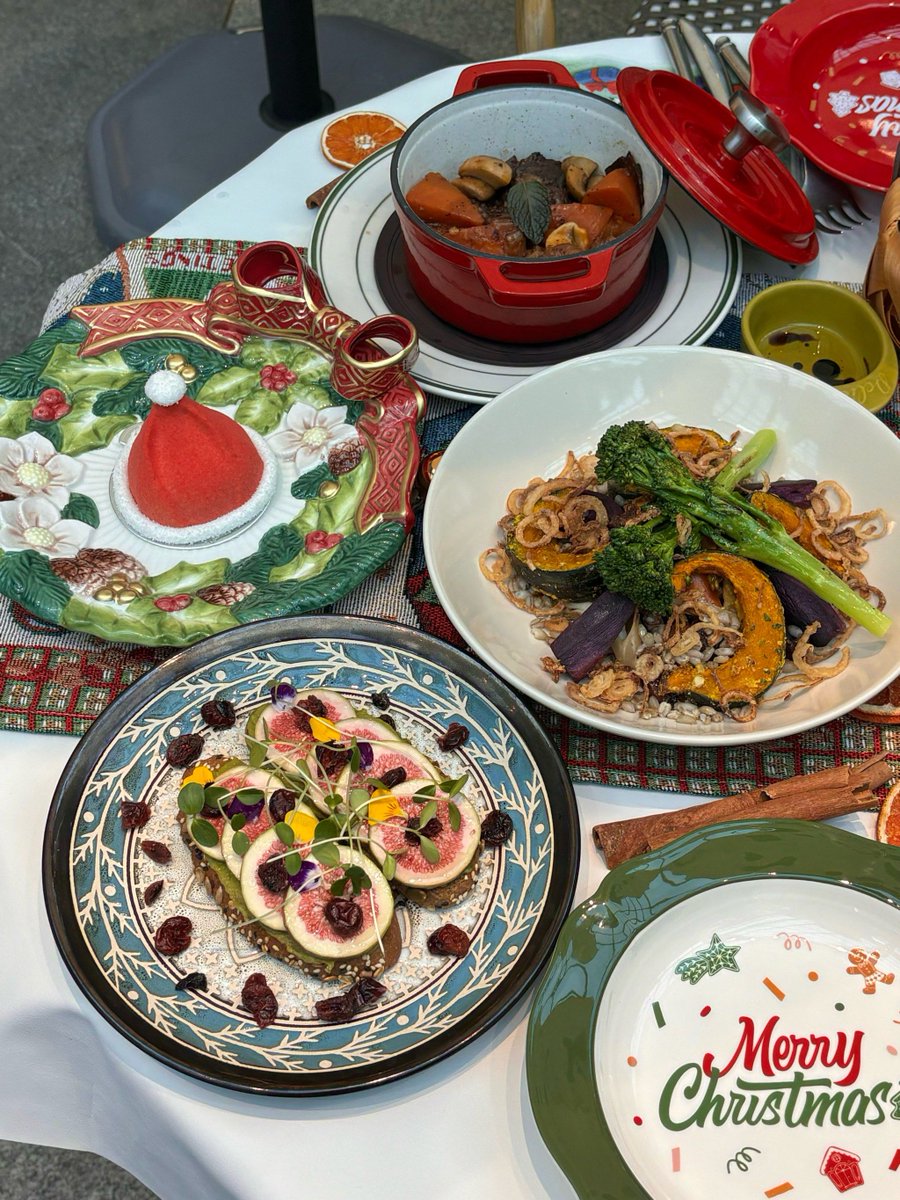ElianaGreeqk0s's tweet photo. Especial Navidad! Menú exclusivo con pavo relleno de frutas y tarta de nueces, para compartir con los seres queridos. Reserva ya tu lugar! https://t.co/wdj6otNAzn