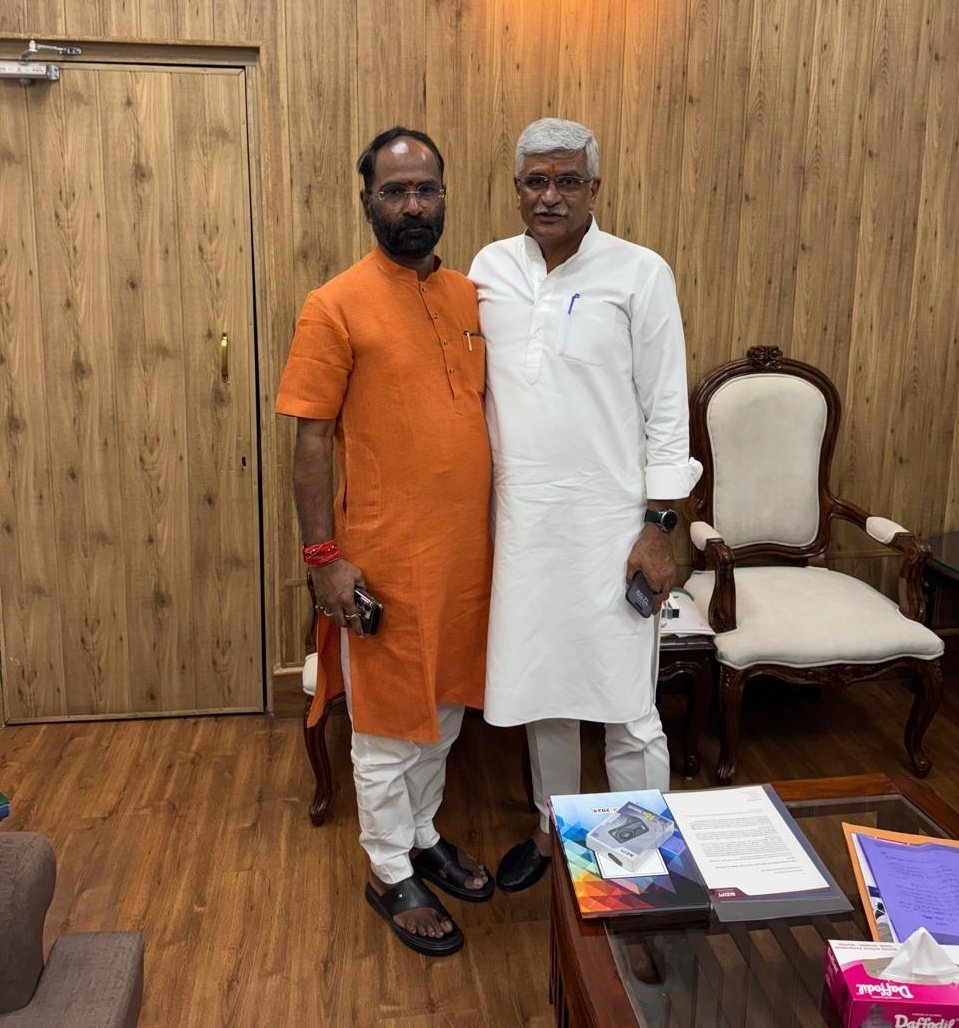drsanjaymayukh's tweet photo. माननीय केन्द्रीय संस्कृति एवं पर्यटन मंत्री श्री @gssjodhpur जी को जन्मदिन की हार्दिक बधाई एवं शुभकामनाएं।

ईश्वर से प्रार्थना है कि वे आपको उत्तम स्वास्थ्य, दीर्घायु और निरंतर यश प्रदान करें। https://t.co/QbwKF175Lv