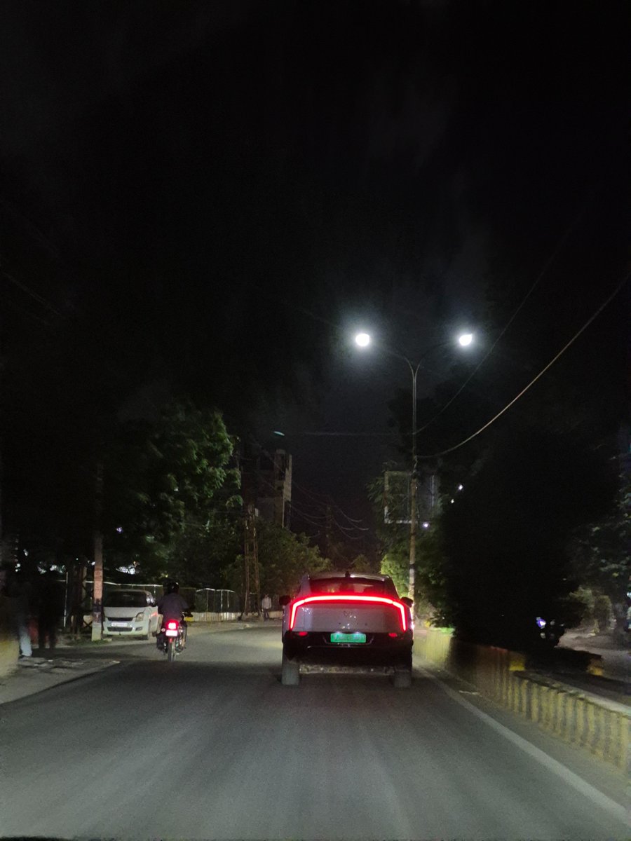 shivaXdrives's tweet photo. my mood gets ruined every time i see this chalta phirta traffic signal https://t.co/iCEIrkQm2W