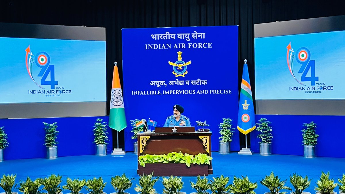RakshaSamachar's tweet photo. #IAF Chief Air Chief Marshal A.P. Singh lauds indian pilot Smit Machchhar, praising his professionalism and performance.
#IndianAirForce #IAF #APSingh #SmitMachchhar #AirWarriors #AirPower #DefenceNews @IAF_MCC https://t.co/yAuBkza0Cj