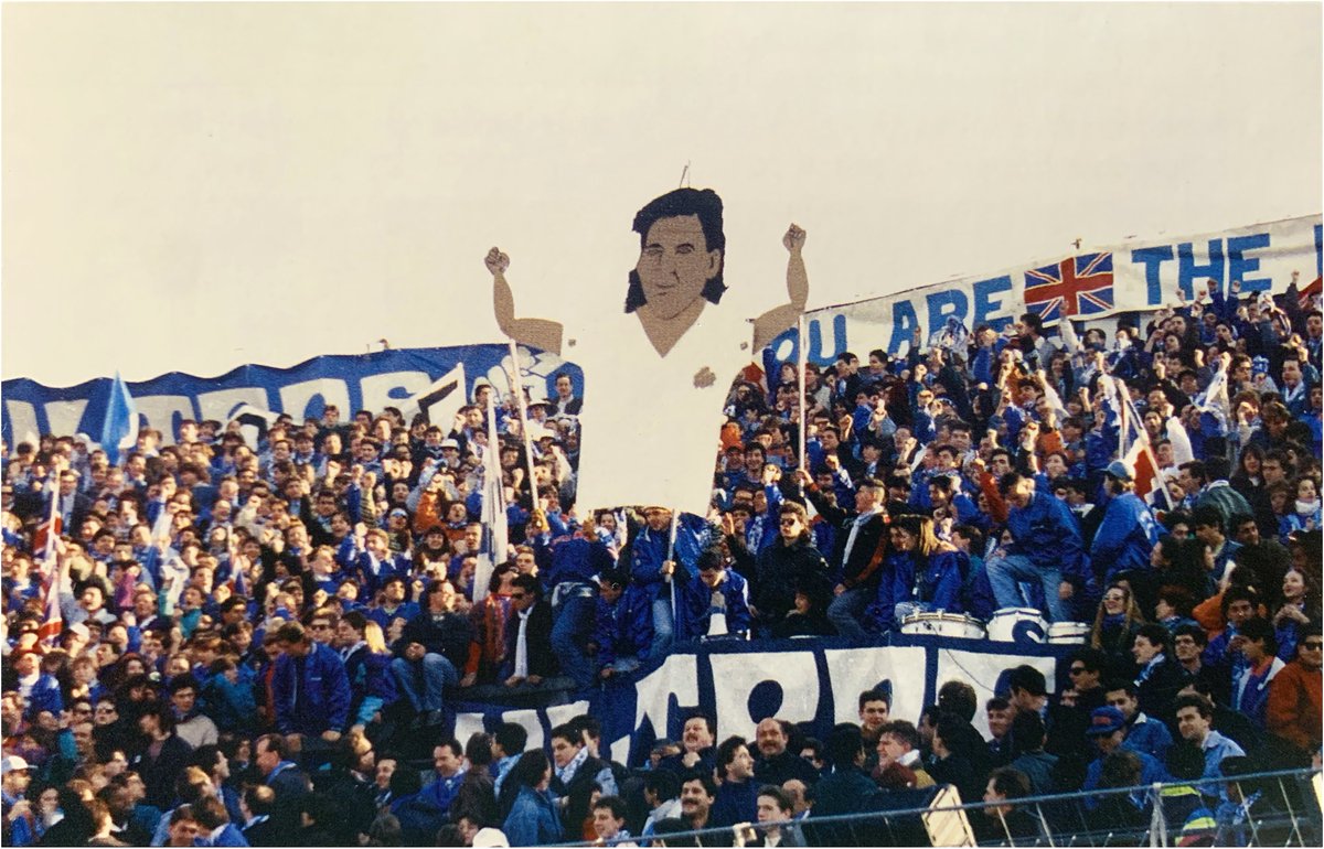 parvisom's tweet photo. 1 jour / 1 photo.
27 janvier 1991. OM-FCN (6-0).
Magic Chris à l'honneur et bras articulés au rythme des "Woy yoy yoy.." de Bob Marley.

Crédit photo : livre "Ultras Marseille, l'Histoire depuis 1984". https://t.co/VMYFCQiB6t