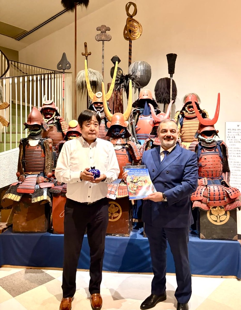 FaridTalibovMFA's tweet photo. 鳥取県を訪れた際、鳥取大学乾燥地研究センター　（@tottori_univ）、並びに鳥取砂丘 砂の美術館（@sand_pal）および渡辺美術館を視察いたしました。これらの美術館の素敵な展示に、すっかり魅了されました！✨ 絶対にまた鳥取に遊びに行きます！🏯🦀
@tottori_guide
@tottori_shi https://t.co/6baZ4oPHKz