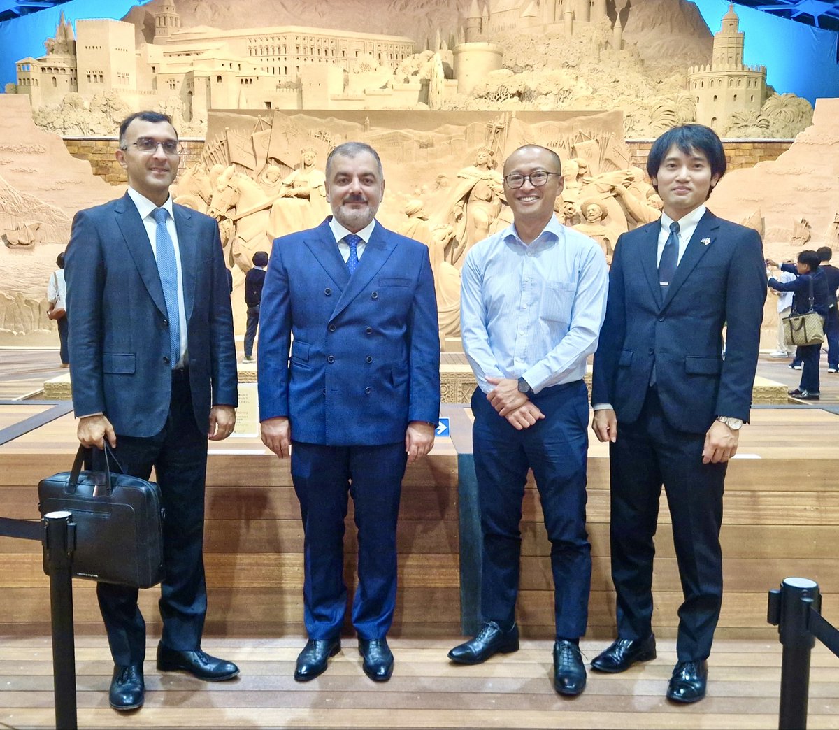 FaridTalibovMFA's tweet photo. 鳥取県を訪れた際、鳥取大学乾燥地研究センター　（@tottori_univ）、並びに鳥取砂丘 砂の美術館（@sand_pal）および渡辺美術館を視察いたしました。これらの美術館の素敵な展示に、すっかり魅了されました！✨ 絶対にまた鳥取に遊びに行きます！🏯🦀
@tottori_guide
@tottori_shi https://t.co/6baZ4oPHKz