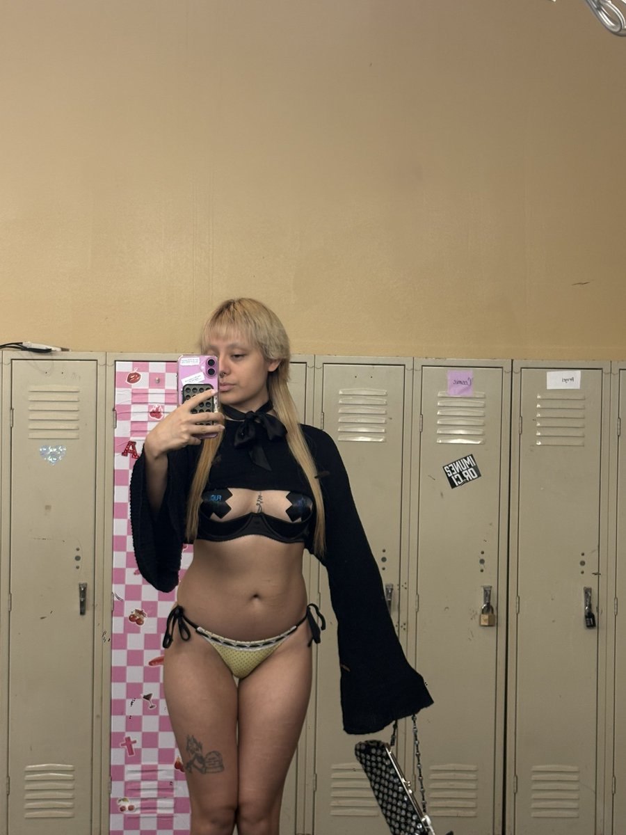 efairycvnt's tweet photo. My outfit was so cute today I wish someone could take it off me https://t.co/KhbNqB7ZjC