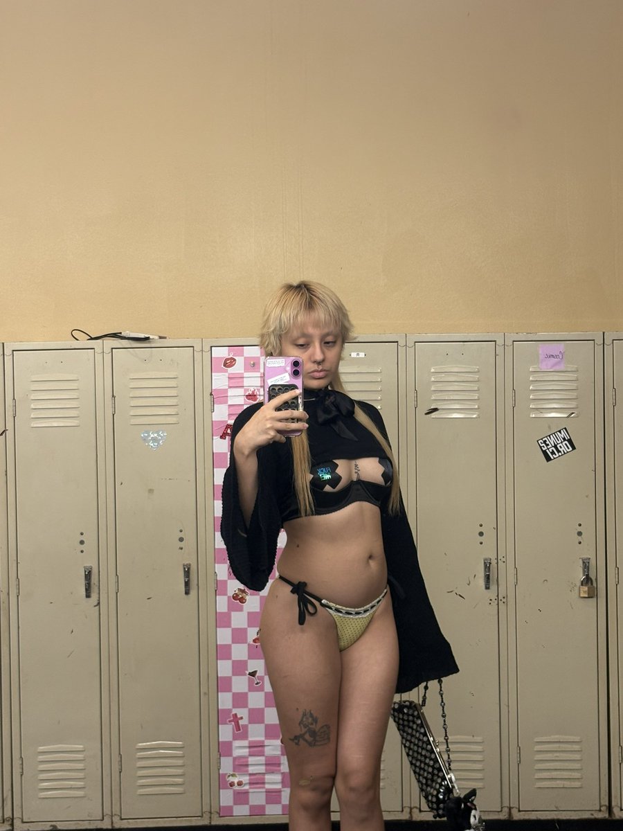 efairycvnt's tweet photo. My outfit was so cute today I wish someone could take it off me https://t.co/KhbNqB7ZjC