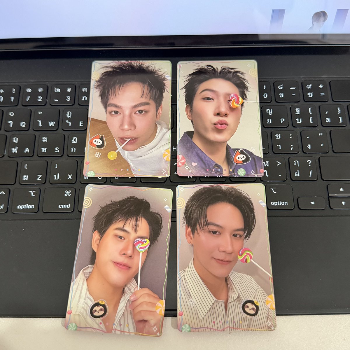 With_PPP's tweet photo. ขาย / ปล่อยการ์ด 🙇🏻‍♀️🙏🏻
แซนต้า 70
สกาย หมอจิม 50
นัท ฮง ตุ้ย 50
เฟิร์สข้าวตัง ไม่ขายแยกได้ 2 ใบ 50
วินนี่สตางค์ ไม่ขายแยกได้ 2 ใบ 50
อู๋บูม 70
จุงดัง 70

นัดรับวันที่ 7/10 ที่ หน้างานค่ะ 
#GMMTVFANIVAL2026HappyFamily https://t.co/U2k4GTUmyL