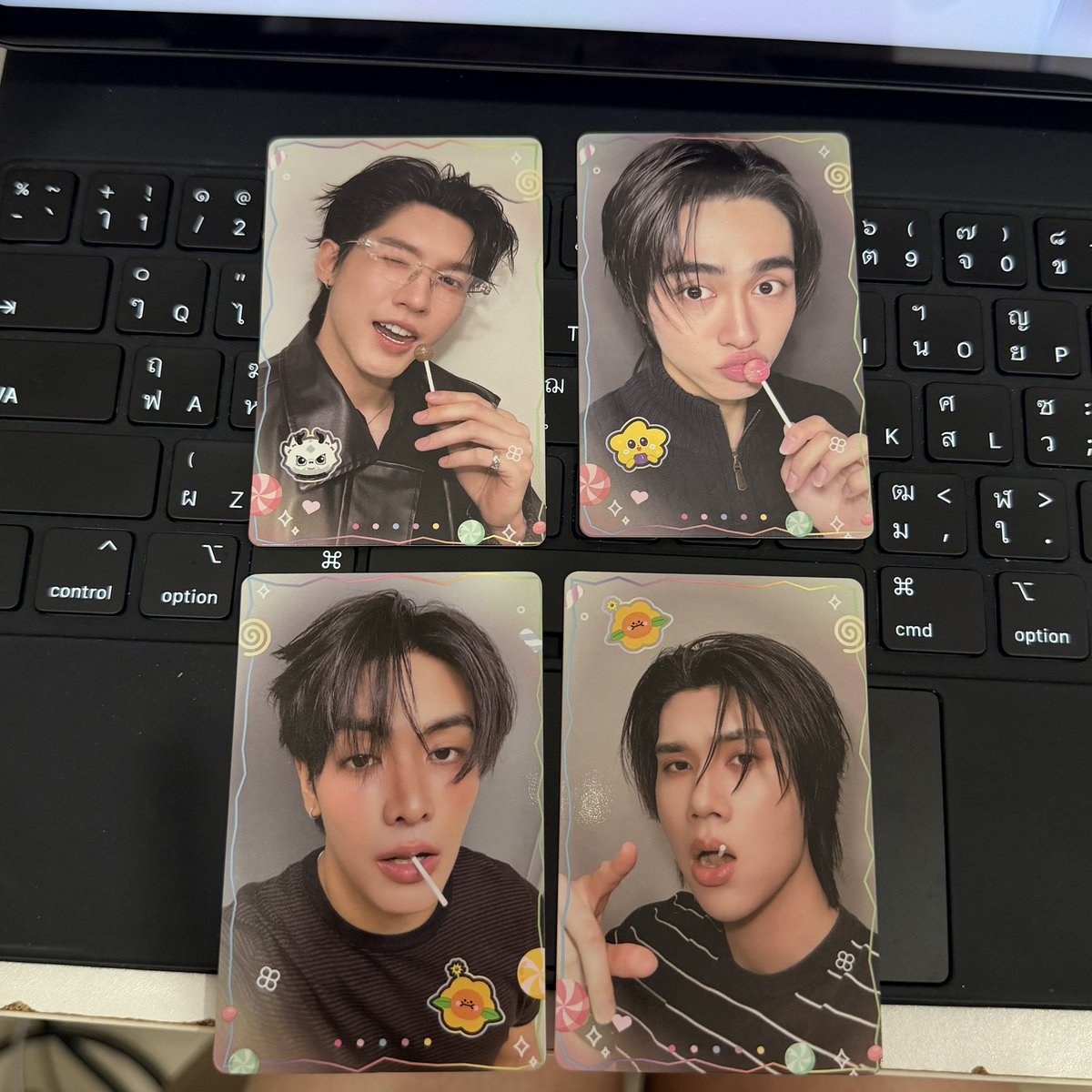 With_PPP's tweet photo. ขาย / ปล่อยการ์ด 🙇🏻‍♀️🙏🏻
แซนต้า 70
สกาย หมอจิม 50
นัท ฮง ตุ้ย 50
เฟิร์สข้าวตัง ไม่ขายแยกได้ 2 ใบ 50
วินนี่สตางค์ ไม่ขายแยกได้ 2 ใบ 50
อู๋บูม 70
จุงดัง 70

นัดรับวันที่ 7/10 ที่ หน้างานค่ะ 
#GMMTVFANIVAL2026HappyFamily https://t.co/U2k4GTUmyL