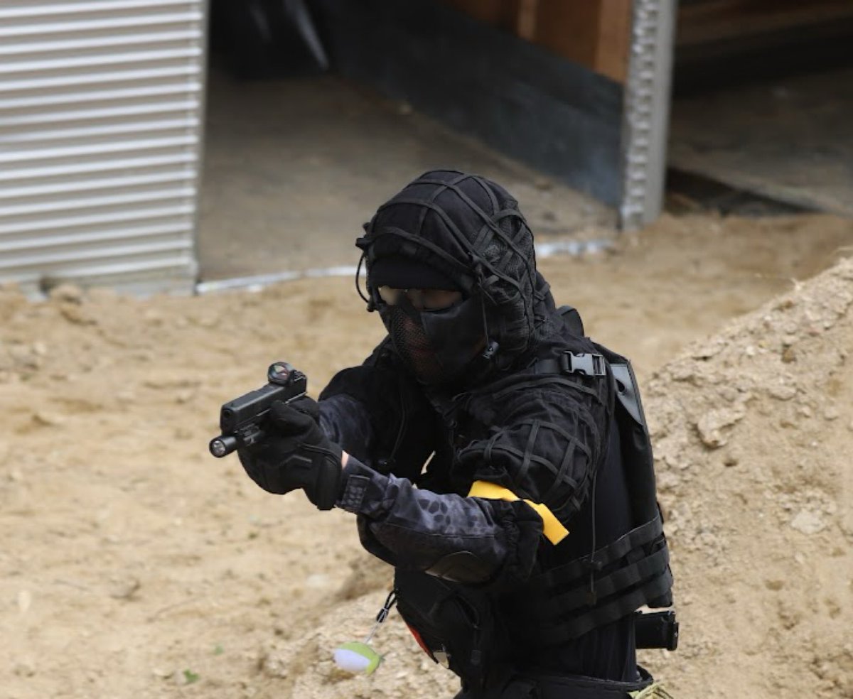 BM44_AM2's tweet photo. #これを見た人は我に続いて銃を取れ 

寒くなってきたし、そろそろまた黒迷彩着込みたいねぇ https://t.co/lpCKZS7r8u
