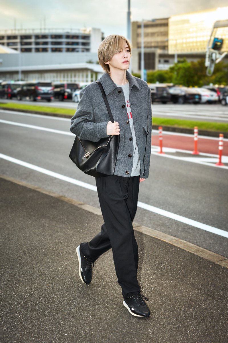 modelpress's tweet photo. なにわ男子・道枝駿佑「ヴァレンティノ」
ルック纏い羽田空港登場🩷✈️
https://t.co/dgeFCdvXau

道枝はブランドアンバサダーを務めるメゾン ヴァレンティノの2027年春夏コレクションのファッションショーに参加する。 https://t.co/XPShqRzgcv
