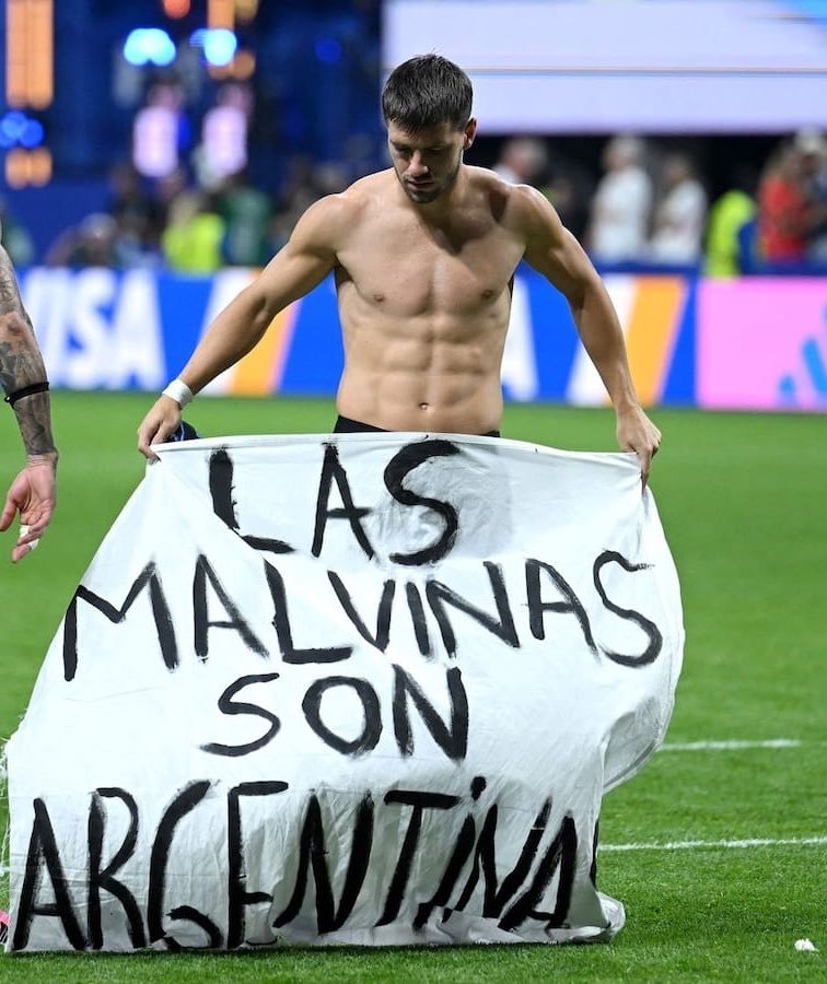 GrietaMas's tweet photo. Ellos 2 ya hicieron por Malvinas más que todo el gobierno de Inútiles https://t.co/6Ir2JrTrFQ