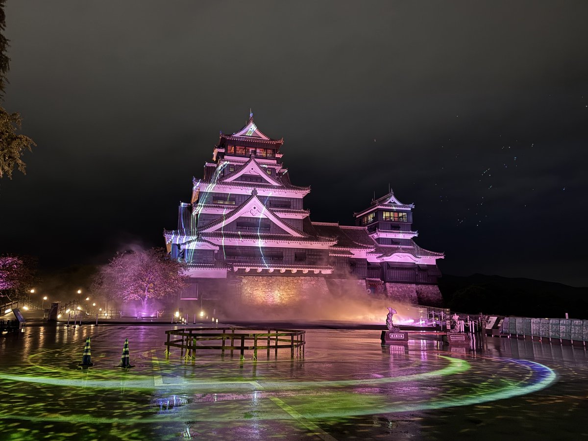 kumamoto_castle's tweet photo. 【城あかりのおすすめ時間✨】

「城あかり」を綺麗にご覧いただくには、日没から30分後がおすすめです！
本日から10/7頃までは18:30以降がおすすめとなります。
まだ明るい時間に到着された方は、お時間まで天守閣内をご覧いただくなどゆっくりお過ごしください🏯 https://t.co/i7TjOqkcPf