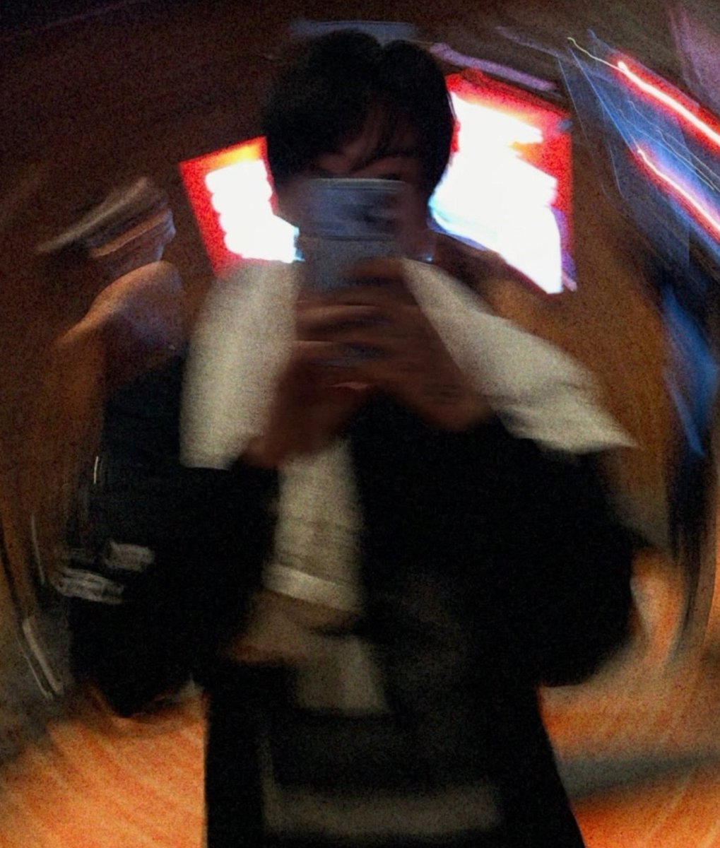 k4dvr's tweet photo. need someone to figure out which color taehyung's phone case is bc if you tell me he's got a red case on while jungkook has a blue phone i'll be more insufferable about their saju fortunes than taehyung is https://t.co/JOkzZk24Hp
