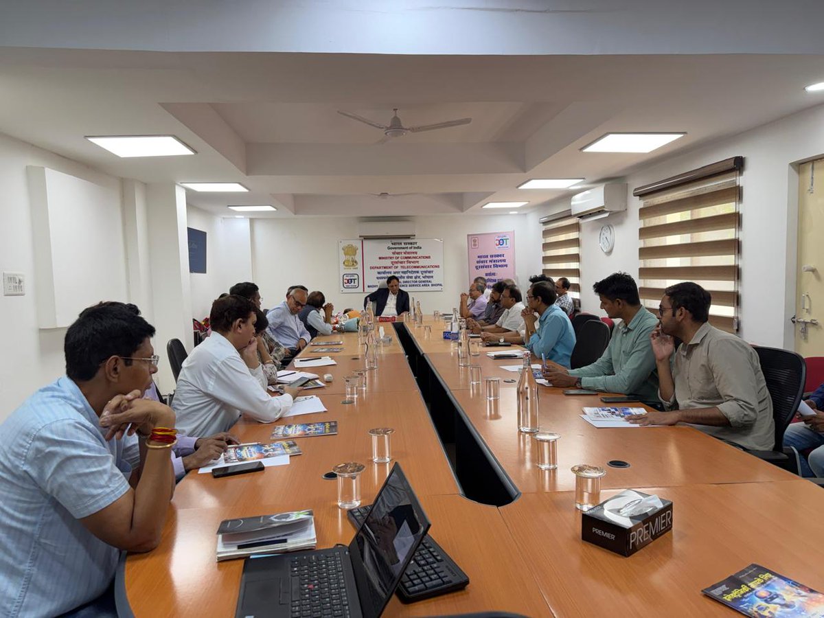 MplsaDot's tweet photo. LSA कार्यालय में e-Office में AI के विविध अनुप्रयोग” विषय पर आयोजित कार्यशाला में विशेषज्ञ श्री आशीष कोलारकर एवं सुश्री आरूषि पानवलकर ने AI के व्यावहारिक उपयोग एवं नवीन आयामों पर जानकारी साझा की।
@DoT_India @DGT_HQ
#HindiPakhwada #AI #eOffice #MPLSA #DoT https://t.co/1EUsYN8OvH