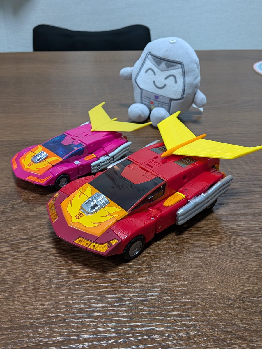 Rieszh00ray's tweet photo. MPGホットロッドようやく開けた。この前の劇場版カラーSSよりはサイズ大きめ。車モードもカッコいい。 https://t.co/Tl8eLv5hZO