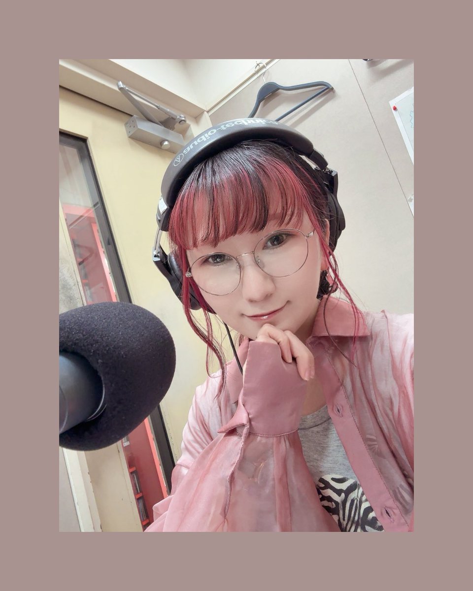 miomilky's tweet photo. ほんじつFM滋賀e-radio！
spice-eでしたん☆

青空と酔芙蓉。
色づき始めた銀杏。
エメラルドシティに行けそうな瑞風の横顔。
むふふ顔のみお。 https://t.co/kLc8fd6mW0