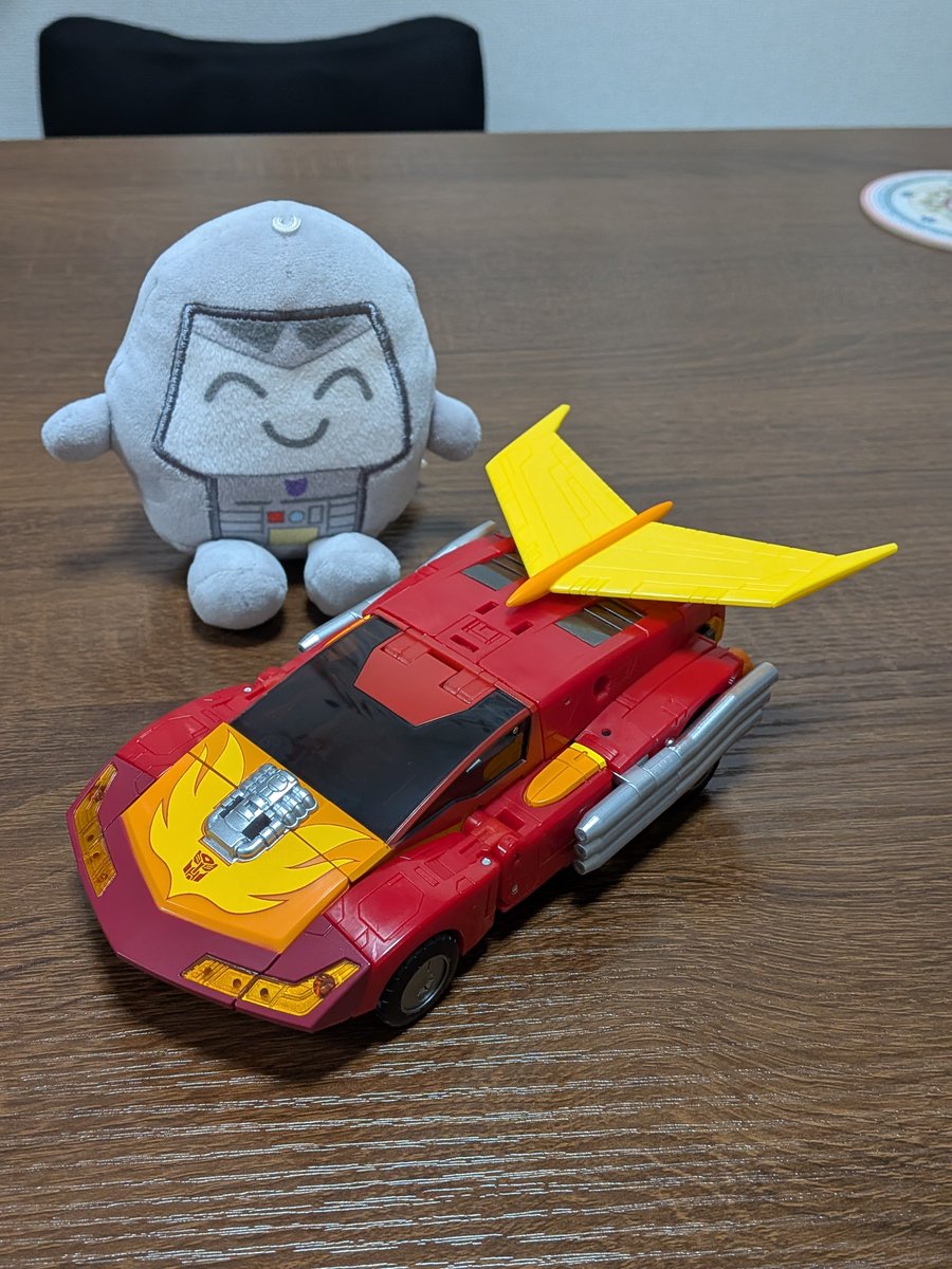 Rieszh00ray's tweet photo. MPGホットロッドようやく開けた。この前の劇場版カラーSSよりはサイズ大きめ。車モードもカッコいい。 https://t.co/Tl8eLv5hZO