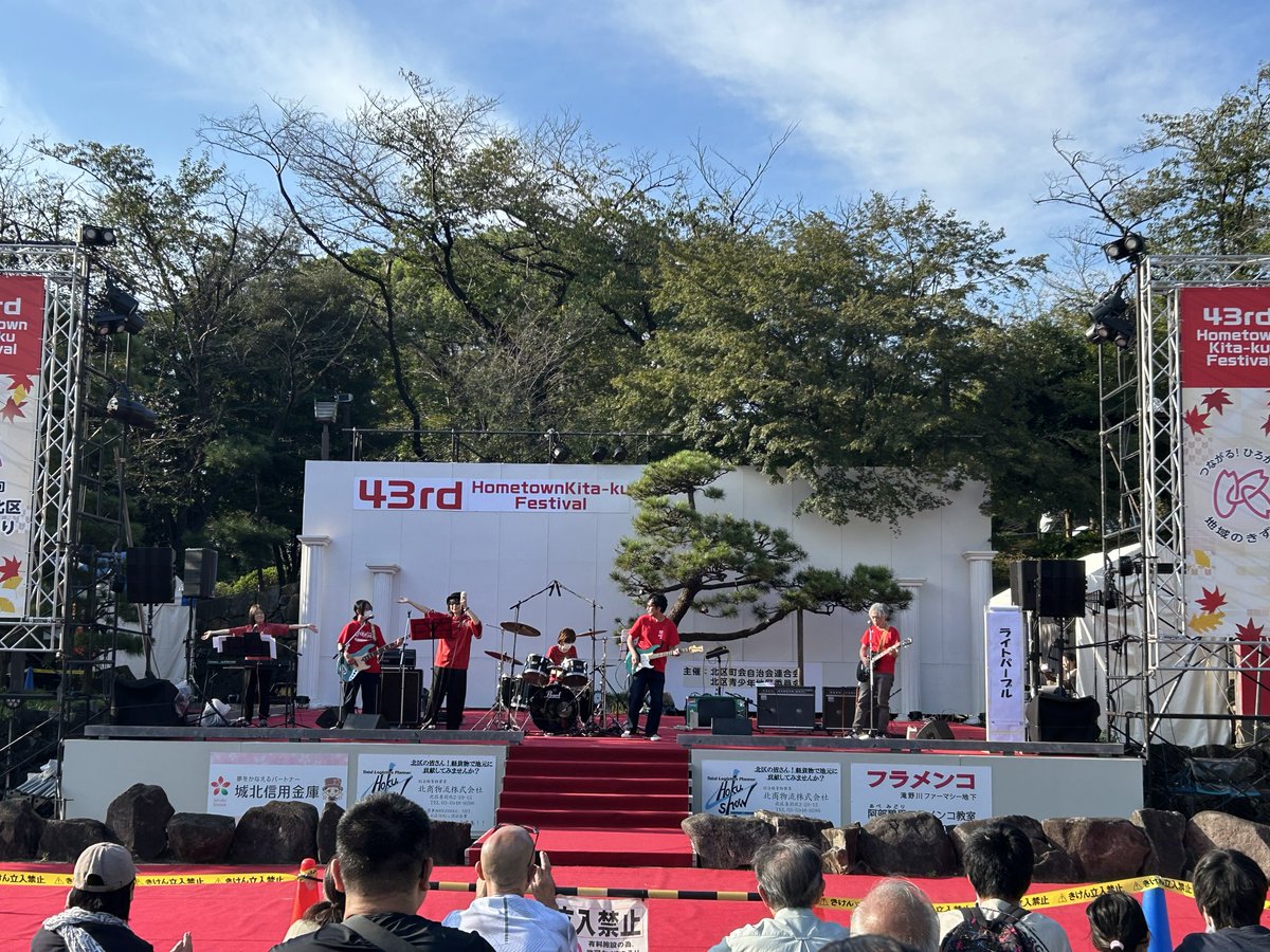 Musicclass63755's tweet photo. リコーダーのお仲��のバンドを観に飛鳥山公園でやってる区民祭り��🚲　20 年来のバンド仲間とのことでした。皆さん楽しそう♪ 私もピクニック気分で楽しみました😊＃飛鳥山公園 https://t.co/X2QQIHgLio