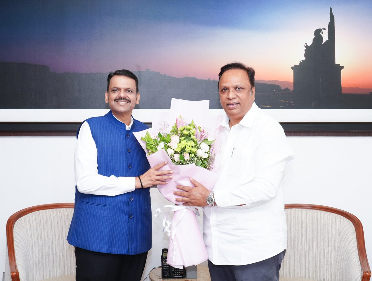 CMOMaharashtra's tweet photo. मुख्यमंत्री देवेंद्र फडणवीस यांची आज वर्षा निवासस्थानी मंत्री ॲड. आशिष शेलार यांनी भेट घेतली. आपल्या वाढदिवसानिमित्त त्यांनी दुष्काळग्रस्त शेतकऱ्यांच्या मदतीसाठी ‘मुख्यमंत्री सहाय्यता निधी’मध्ये ₹1,00,000 देणगीचा धनादेश तसेच वांद्रे पश्चिम सार्वजनिक गणेशोत्सव मंडळाच्या वतीने ₹11,00,000 देणगीचा धनादेश मुख्यमंत्री फडणवीस यांच्याकडे सुपूर्द केला.

मुख्यमंत्री देवेंद्र फडणवीस यांनी मंत्री ॲड. आशिष शेलार यांना वाढदिवसाच्या शुभेच्छा देत या सामाजिक उपक्रमाबद्दल त्यांचे आभार मानले.

@Dev_Fadnavis @ShelarAshish
#Maharashtra #DevendraFadnavis #CMReliefFund