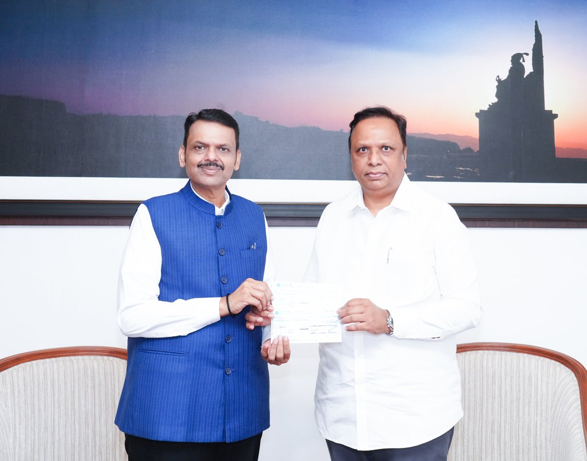 CMOMaharashtra's tweet photo. मुख्यमंत्री देवेंद्र फडणवीस यांची आज वर्षा निवासस्थानी मंत्री ॲड. आशिष शेलार यांनी भेट घेतली. आपल्या वाढदिवसानिमित्त त्यांनी दुष्काळग्रस्त शेतकऱ्यांच्या मदतीसाठी ‘मुख्यमंत्री सहाय्यता निधी’मध्ये ₹1,00,000 देणगीचा धनादेश तसेच वांद्रे पश्चिम सार्वजनिक गणेशोत्सव मंडळाच्या वतीने ₹11,00,000 देणगीचा धनादेश मुख्यमंत्री फडणवीस यांच्याकडे सुपूर्द केला.

मुख्यमंत्री देवेंद्र फडणवीस यांनी मंत्री ॲड. आशिष शेलार यांना वाढदिवसाच्या शुभेच्छा देत या सामाजिक उपक्रमाबद्दल त्यांचे आभार मानले.

@Dev_Fadnavis @ShelarAshish
#Maharashtra #DevendraFadnavis #CMReliefFund