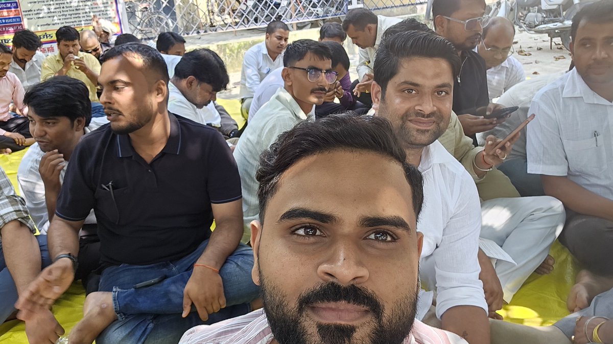 Dharmen73249691's tweet photo. लेखपाल संघ ज़िंदाबाद 
माँग हमारी पूरी हो
चाहे जो मजबूरी हो
2800 ग्रेड पेमा०
#लेखपाल_की_मांग
#लेखपाल_की_जायज_मांगे
@yadavakhilesh
@CMOfficeUP
@ABPNews
@aajtak
@RahulGandhi
@BJP4UP
@myogiadityanath
@AmitShahOffice https://t.co/KCbxH3qyJa