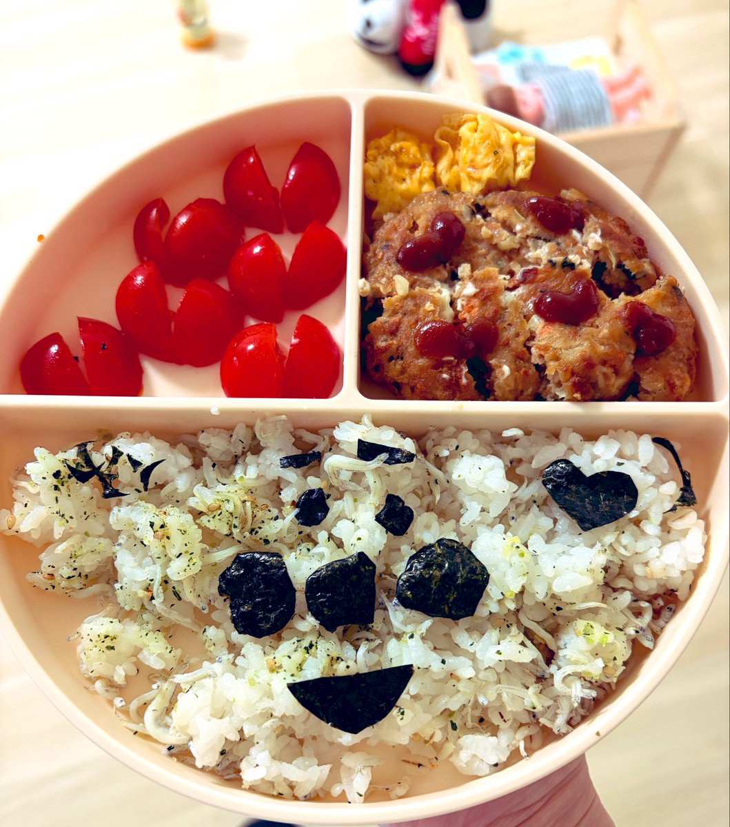 mishellnr's tweet photo. 今夜はこれで勝負！

大好きなハートを、ハンバーグソース、トマト、海苔で。
大好きなアンパンマンを海苔で。

野菜たっぷりのハンバーグ食べてください🙏🏻

しらすとケールの混ぜご飯🍚 https://t.co/IQbnBKyUqQ