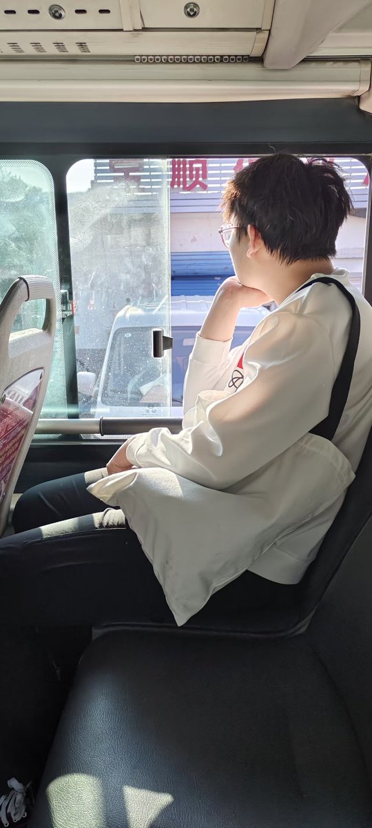 taoanqhing's tweet photo. 有点像氛围感男神（） https://t.co/B3MXDhKV6G