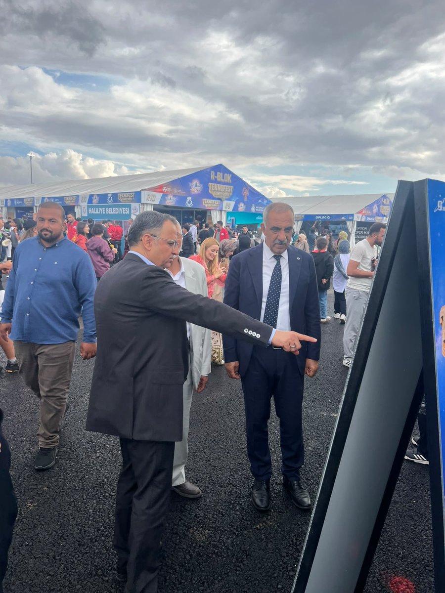 aslanalibayik's tweet photo. Şanlıurfa’mızda düzenlenen TEKNOFEST’i, 24 ve 26. Dönem Milletvekilimiz Sayın Mahmut Kaçar ile birlikte gezdik. Gençlerimizin teknolojiye, bilime ve geleceğe olan ilgisine şahit olduk. Şanlıurfa’dan yükselen bu heyecan, Türkiye’nin güçlü yarınlarına umut veriyor. 🚀 https://t.co/vjnqe6WwBK