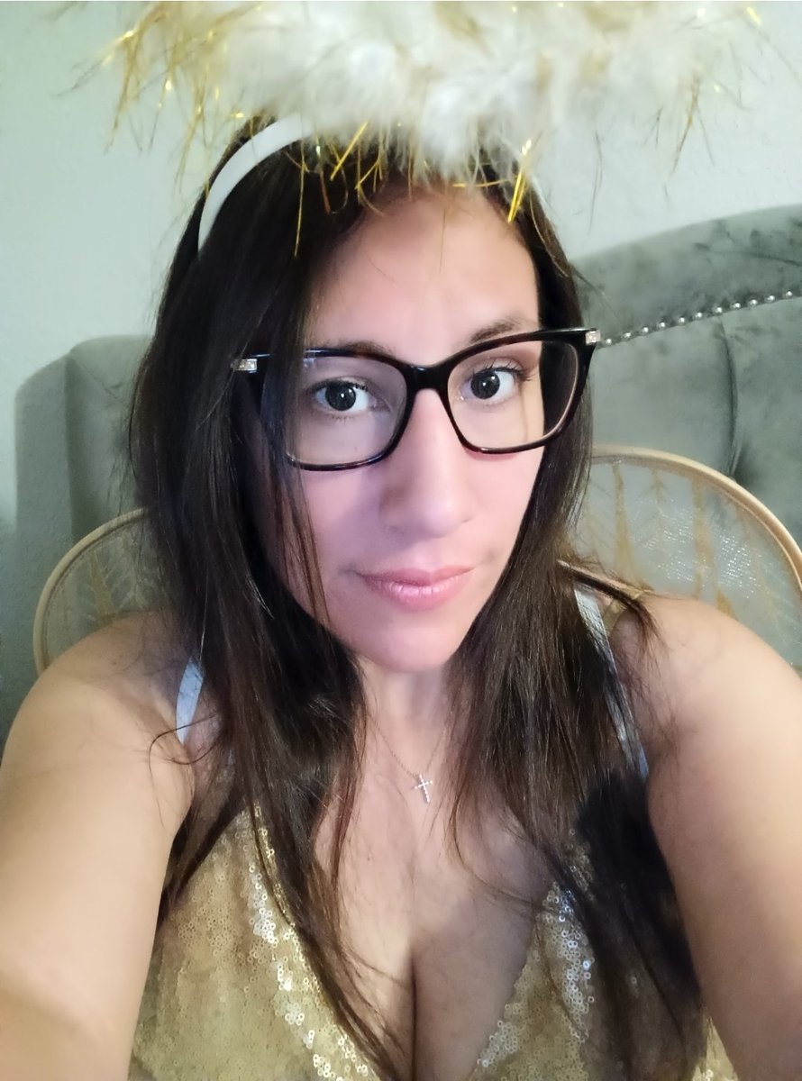 ChrissyCosplay_'s tweet photo. I can be an angel 😇 or at least dress like one.  🤭 https://t.co/2AwEhbTnLv