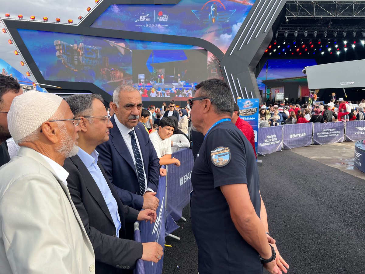 aslanalibayik's tweet photo. Şanlıurfa’mızda düzenlenen TEKNOFEST’i, 24 ve 26. Dönem Milletvekilimiz Sayın Mahmut Kaçar ile birlikte gezdik. Gençlerimizin teknolojiye, bilime ve geleceğe olan ilgisine şahit olduk. Şanlıurfa’dan yükselen bu heyecan, Türkiye’nin güçlü yarınlarına umut veriyor. 🚀 https://t.co/vjnqe6WwBK