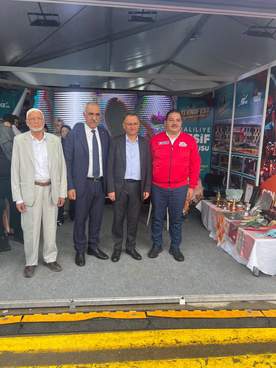 aslanalibayik's tweet photo. Şanlıurfa’mızda düzenlenen TEKNOFEST’i, 24 ve 26. Dönem Milletvekilimiz Sayın Mahmut Kaçar ile birlikte gezdik. Gençlerimizin teknolojiye, bilime ve geleceğe olan ilgisine şahit olduk. Şanlıurfa’dan yükselen bu heyecan, Türkiye’nin güçlü yarınlarına umut veriyor. 🚀 https://t.co/vjnqe6WwBK