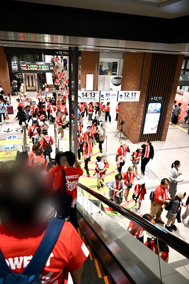 ko_viv's tweet photo. 長崎駅で今日も外国からの旅行者をたくさん見かけたけど

日本 ヤバい…街中でも赤いシャツばっかし…画一的…
て驚いてるかも😂
 #GOWEST4 
#西九州新幹線  #新幹線かもめ #西九州新幹線かもめ https://t.co/gdvM2zvRsl